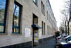 Das Bürogebäude der AGdD ist von außen zu sehen.