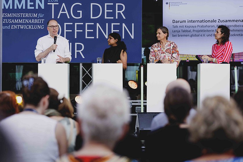 v.l.n.r.: Niels Annen, Kepiaya Prabaharan, Lenja Tabbal, Katie Gallus