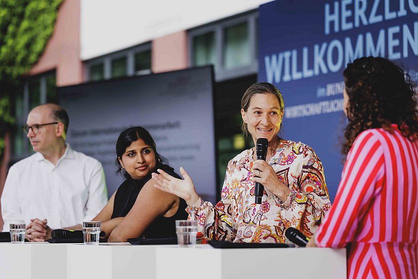 Lenja Tabbal spricht von ihren Erfahrungen als Fachkraft im Entwicklungsdienst.