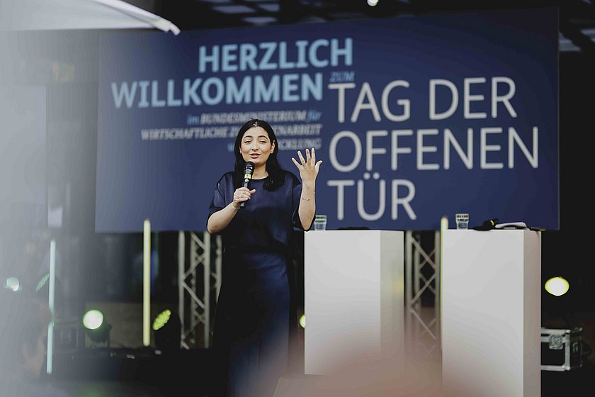 Bundesministerin Alabali Radovan bei der Eröffnung.