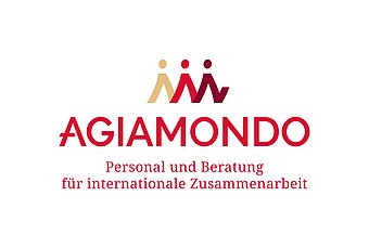 Logo von AGIAMONDO e. V.  mit stilisierten roten Figuren und dem Schriftzug 'Personal und Beratung für internationale Zusammenarbeit' in roter Schrift.