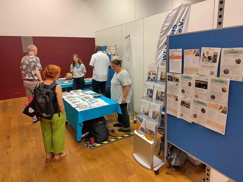 Am AGdD-Infostand.