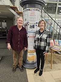 Fritz Ritzmann trägt ein dunkelrotes Hemd. Er lächelt in die Kamera.
