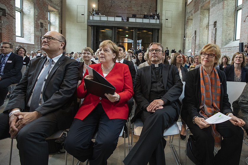 „Die Welt im Gepäck“- Tag der zurückgekehrten Fachkräfte
aus dem Entwicklungsdienst und Zivilen Friedensdienst anlässlich des 50-jährigen Jubiläums des Entwicklungshelfer-Gesetzes