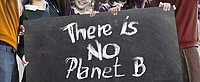 Das Bild zeigt eine Tafel, auf der mit Kreide geschrieben steht: There  is no planet B. 