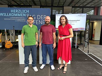 v.l.n.r.: Marc Schattenmann, BMZ, Simon Fischer, Rückkehrer aus dem Zivilen Friedensdienst, Katie Gallus, Moderatorin.