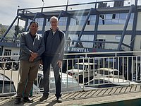 Andreas Reppich steht mit dem Manager des Gesundheitszentrums in Mizoram vor einem Krankenhaus. 