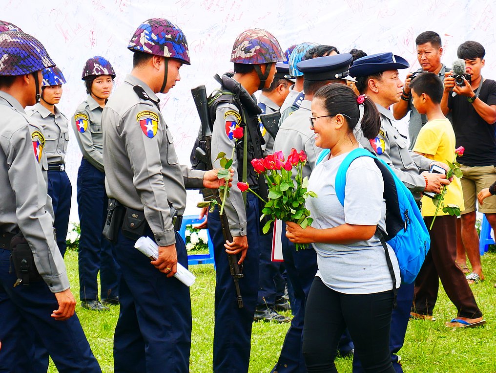 Soldaten des Militärs in Myanmar (Tadmadaw) und Protestierende der Kachin-Minderheit stehen sich gegenüber.