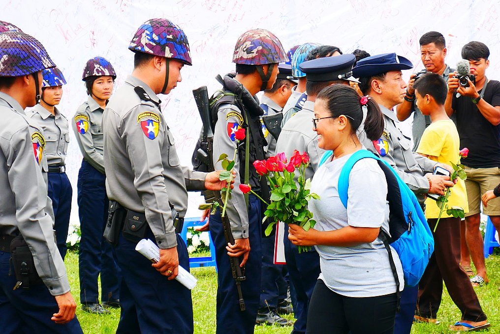 Soldaten des Militärs in Myanmar (Tadmadaw) und Protestierende der Kachin-Minderheit stehen sich gegenüber.