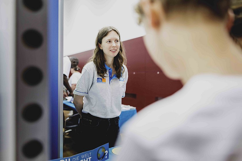 Annika Mardanova (Weltfriedensdienst e.V.) am AGdD-Infostand.